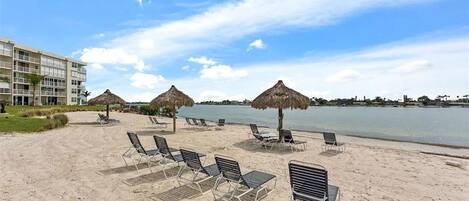 Aurinkotuoleja, rantapyyhkeitä