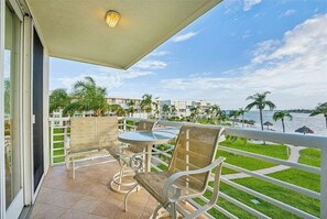 Property grounds - SUNSET PARADISE Waterfront Condo, Sunset Views, Pool, Beach, 5min to StPeteBeach (Saint Petersburg)