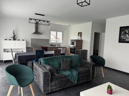 Maison moderne anould proche piste de ski avec jardin