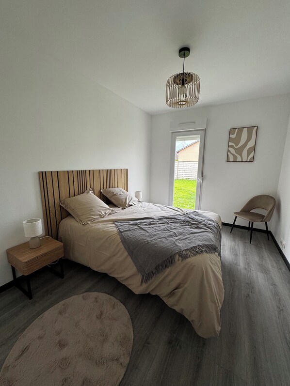 Tabla de planchar con plancha, wifi, ropa de cama