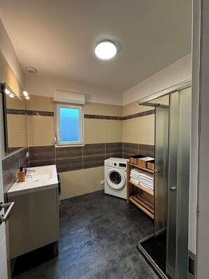 Dusch, hårtork, handdukar och tvål