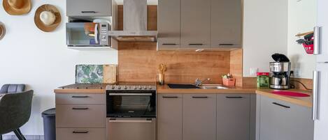 Réfrigérateur, micro-ondes, four, plaque de cuisson