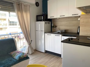 Private kitchen - Cozy T1 with underground garage (Balaruc-les-Bains)