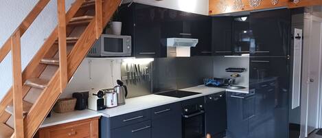 Kühlschrank, Mikrowelle, Ofen, Herdplatte