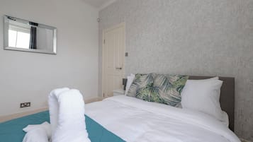 Luksustalo | Työpöytä, kannettavalle tietokoneelle sopiva työtila, pimennysverhot