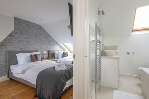 Escritorio, espacio para trabajar con laptop y cortinas blackout 