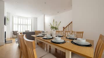 Luxury House | In-room dining