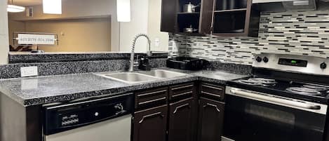 Kühlschrank, Mikrowelle, Ofen, Herdplatte