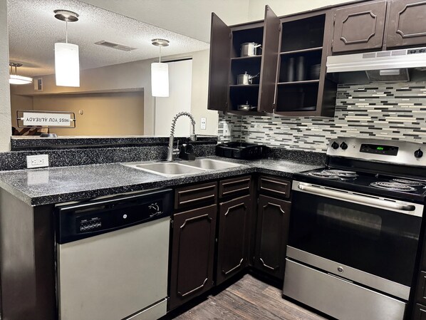 冰箱、微波炉、烤箱、炉灶