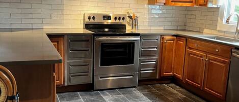 Køleskab, mikrobølgeovn, ovn, kogeplade