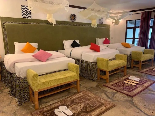 Triple Room, Mountain View | In-room safe, desk, laptop workspace, soundproofing