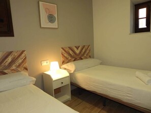 2 bedrooms, iron/ironing board, WiFi