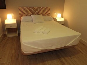 2 bedrooms, iron/ironing board, WiFi