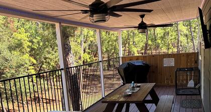 Charming two bed with private spa and access to seven lakes