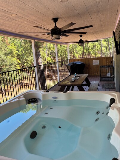 Charming two bed with private spa and access to seven lakes