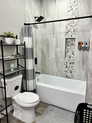 Hair dryer, towels, soap, shampoo - Charming two bed with private spa and access to seven lakes (La Grange)