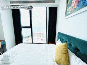 Apartamento familiar, balcón, vistas a la playa | Escritorio y wifi gratis