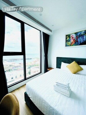 Apartamento família, sacada, vista para a praia | Escrivaninha, Wi-Fi de cortesia