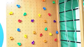 Área de juegos infantiles techada