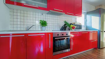 ثلاجة، ميكروويف، فرن، موقد طهي مسطح