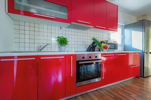 ثلاجة، ميكروويف، فرن، موقد طهي مسطح