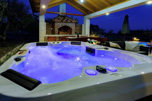 Villa Lorema with pool,hot tube&5600sqm garden