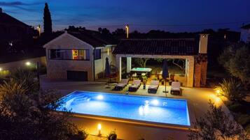 حمّام سباحة خارجي