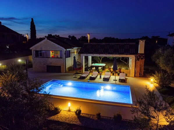 حمّام سباحة خارجي