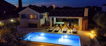 Villa Lorema with pool,hot tube&5600sqm garden