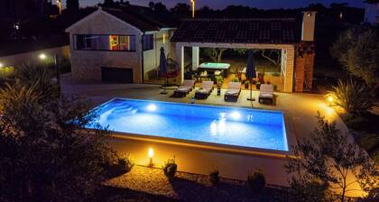 Villa Lorema with pool,hot tube&5600sqm garden