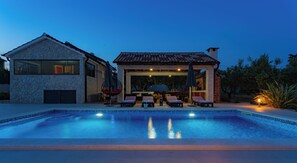 Outdoor pool - Villa Lorema with pool,hot tube&5600sqm garden (Gornje Raštane)