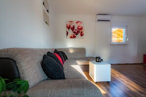 Smart-TV, Videospiele, Tischtennisplatte