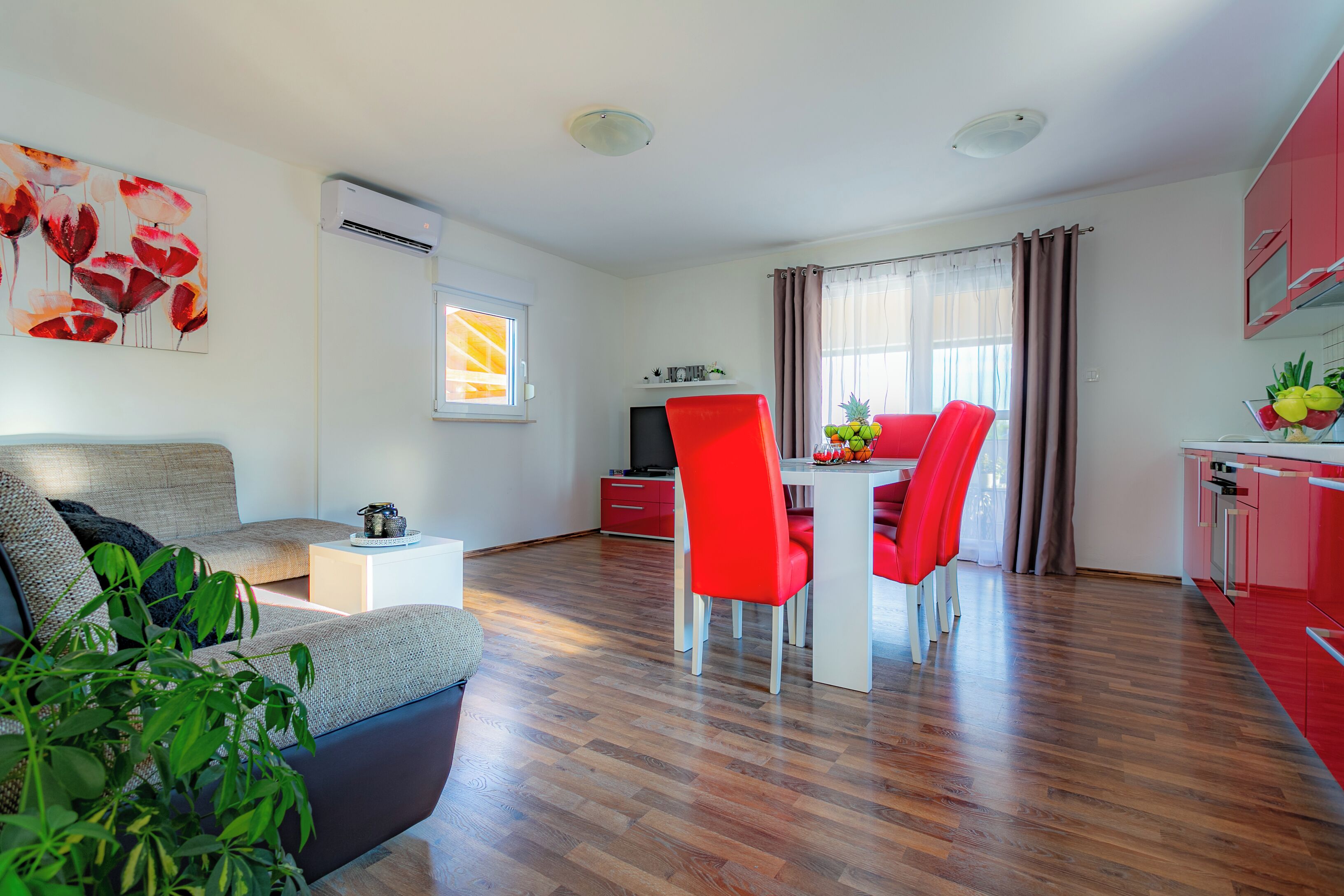 Smart-TV, Videospiele, Tischtennisplatte