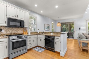 ثلاجة، ميكروويف، فرن، موقد طهي مسطح