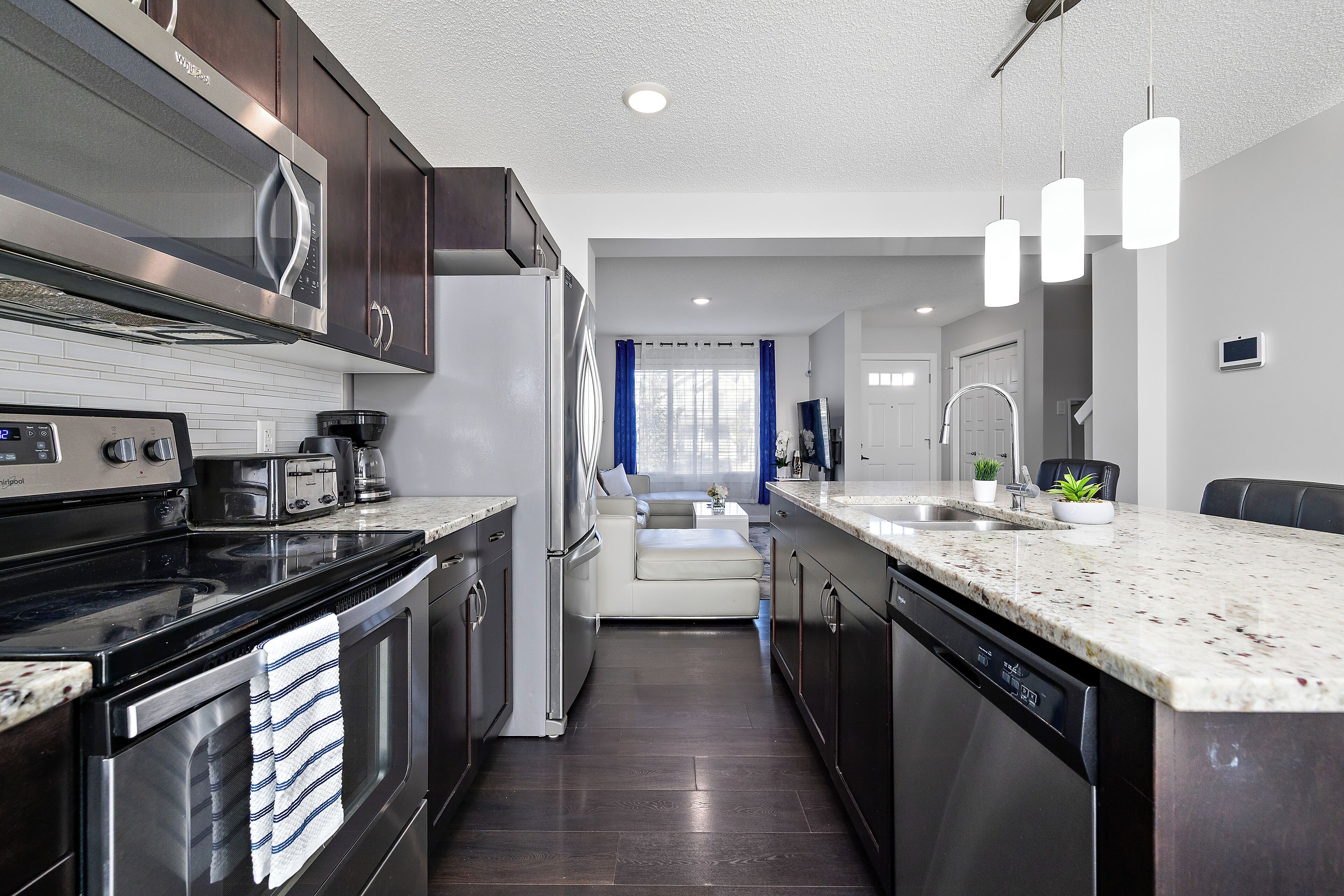 Een microgolfoven, een oven, een kookplaat, een vaatwasser