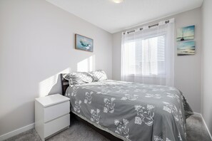 3 habitaciones, tabla de planchar con plancha, wifi y ropa de cama 