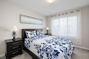 3 bedrooms, iron/ironing board, WiFi, bed sheets - Laurel Modern Haven (Edmonton)