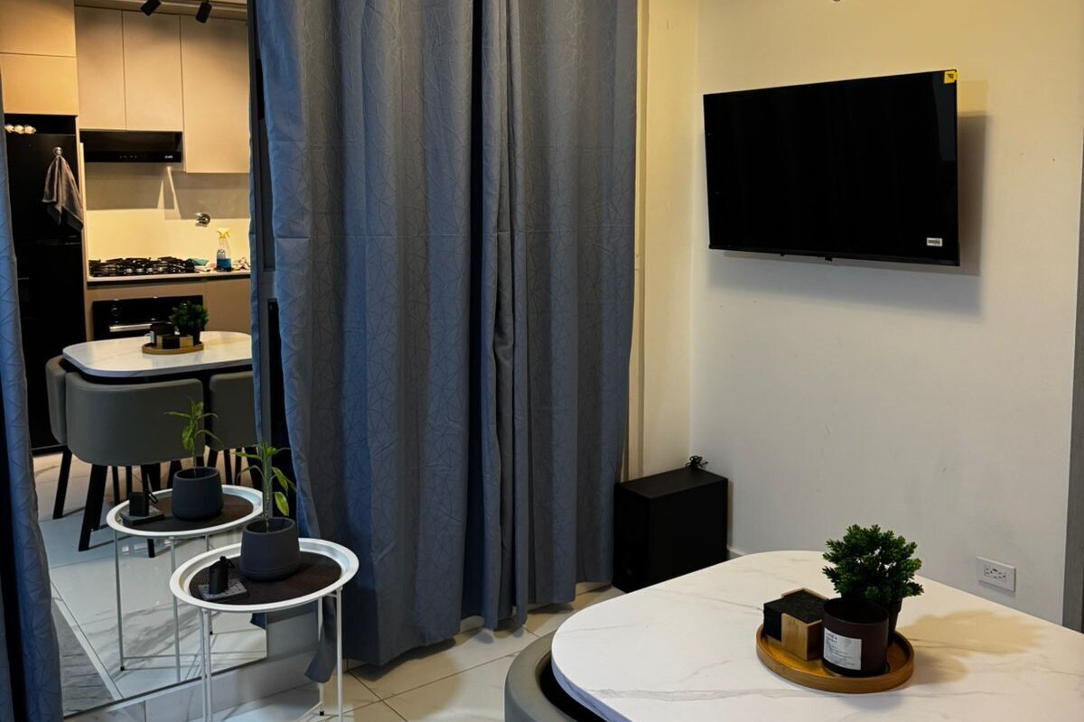 Design Apartment, City View | Bar mini, meja, ruang kerja komputer riba, katil bayi/kot (percuma) 