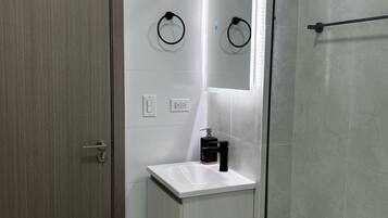 Deluxe Studio, Sea View | Bathroom