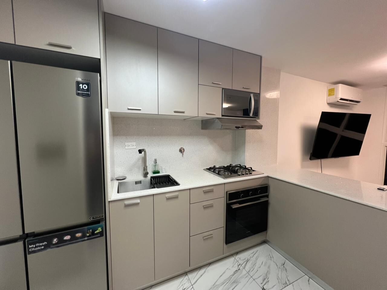 Appartement Exécutif | Cuisine privée | Grand réfrigérateur, micro-ondes, cafetière/bouilloire