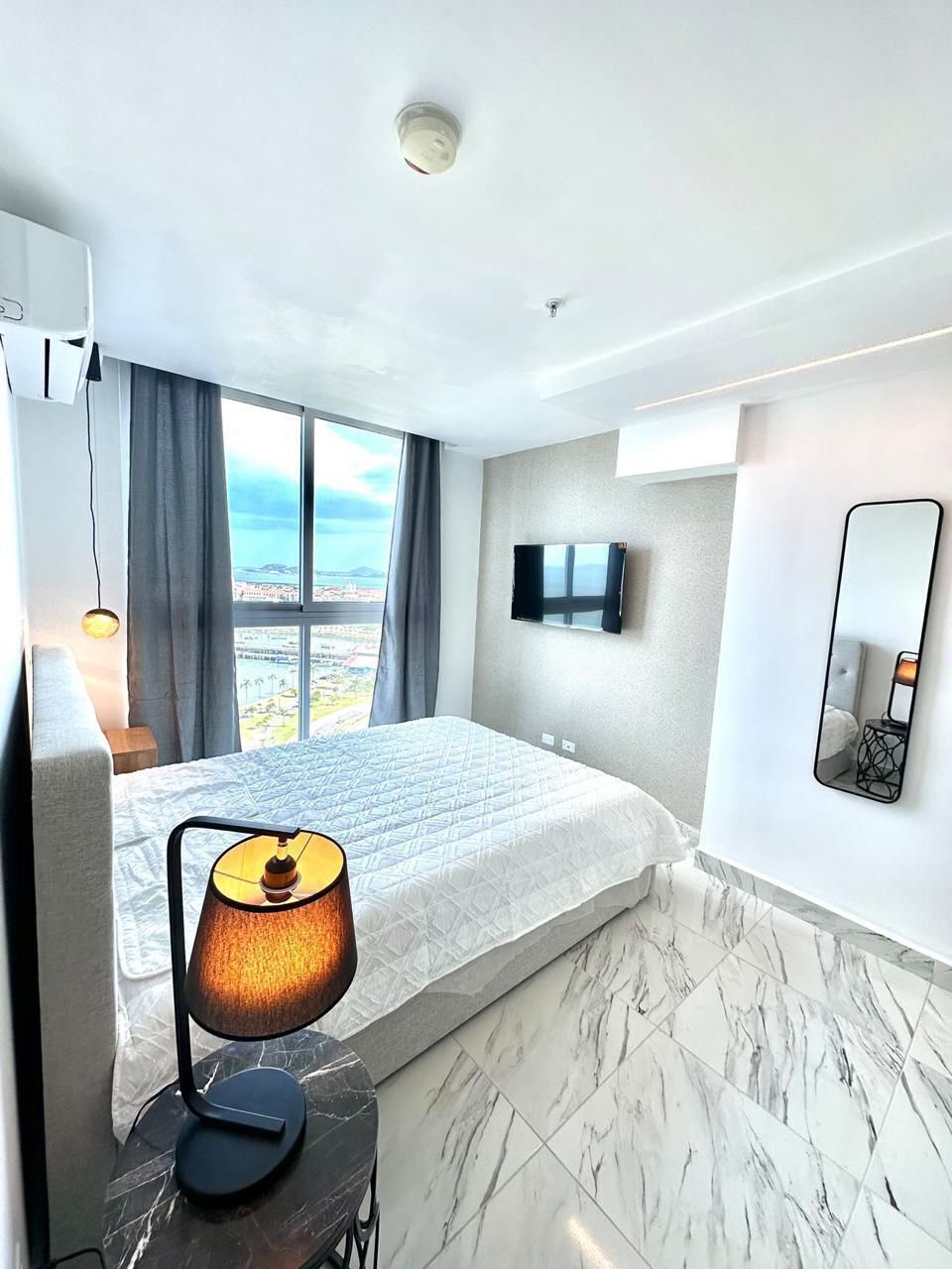 Departamento Elite, vista al océano | Minibar, decoración personalizada, muebles diferentes y escritorio 