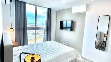 Departamento Elite, vista al océano | Minibar, decoración personalizada, muebles diferentes y escritorio
