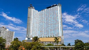 A high-rise hotel with a modern design, featuring a prominent corner structure and a large, flat facade. - Apartments at The Sands – Ocean View Panama City (Panama City)