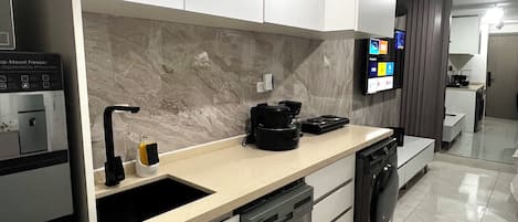 Deluxe studio, uitzicht op zee | Een minibar, gratis wifi