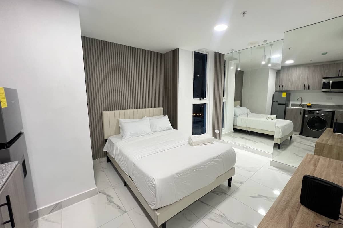 Minibar, decoración personalizada, muebles diferentes y wifi gratis