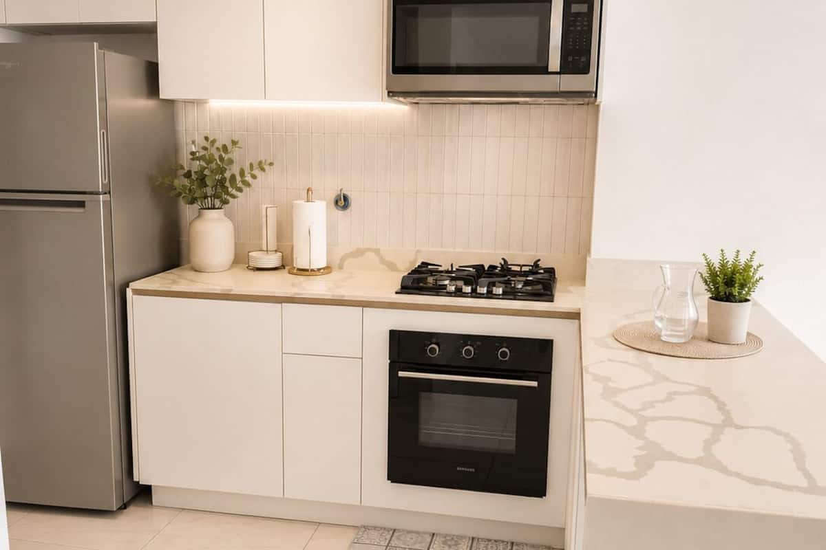 Departamento superior, vista al océano | Cocina privada | Cafetera y tetera, refrigerador con congelador y microondas