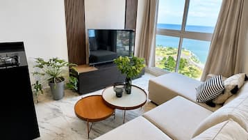 Elite appartement, uitzicht op oceaan | Een minibar, individueel gedecoreerd, individueel gemeubileerd