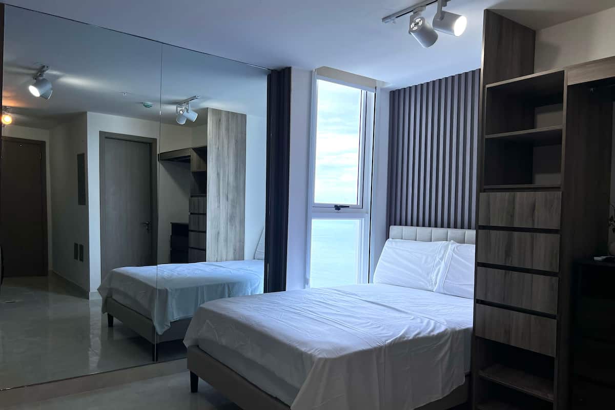Estudio Deluxe, vista al mar | Minibar, escritorio, espacio para trabajar con laptop y cunas gratuitas