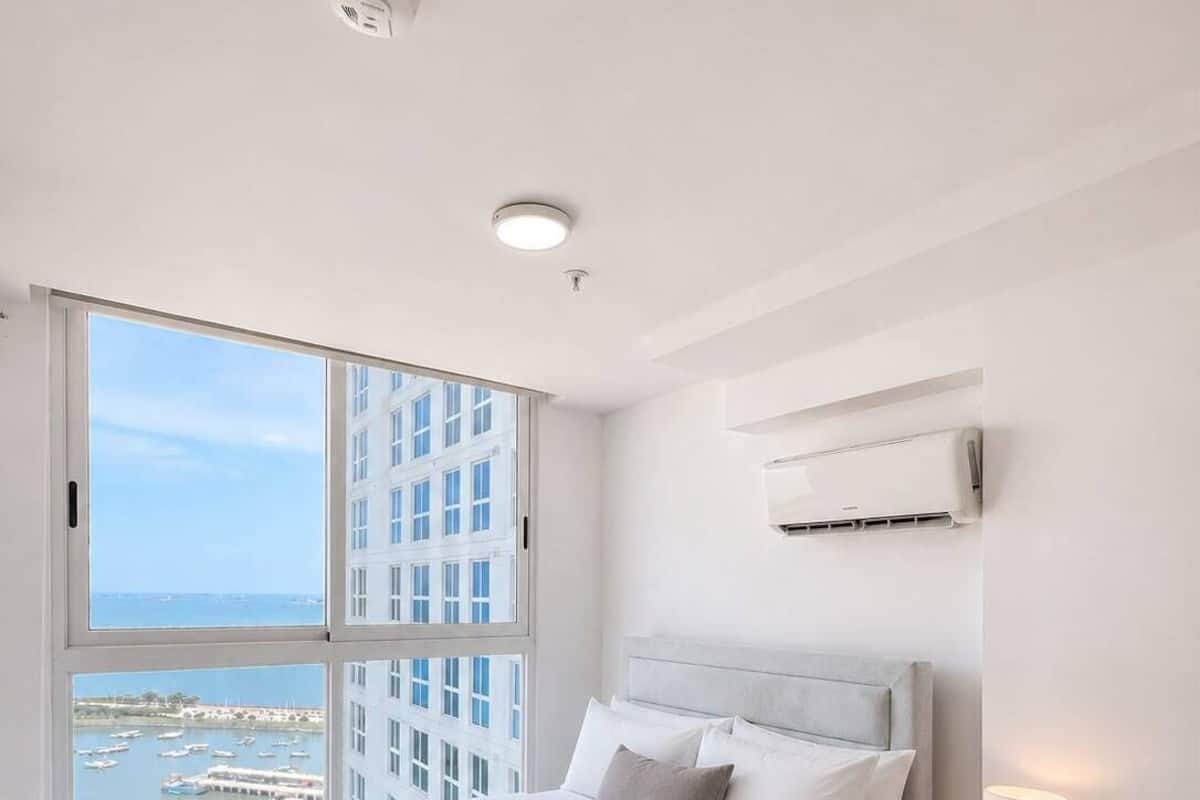 Departamento de diseñador, vista al océano | Minibar, escritorio, espacio para trabajar con laptop y cunas gratuitas