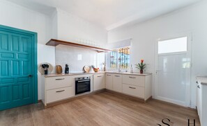 Kylskåp, mikrovågsugn, ugn och diskmaskin